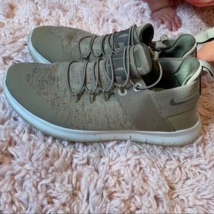 nike frees! women’s 7.5. marled army green and tan